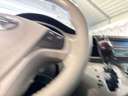 Used 2014 Toyota Sienna XLE w/ XLE Premium Package FWD image 26