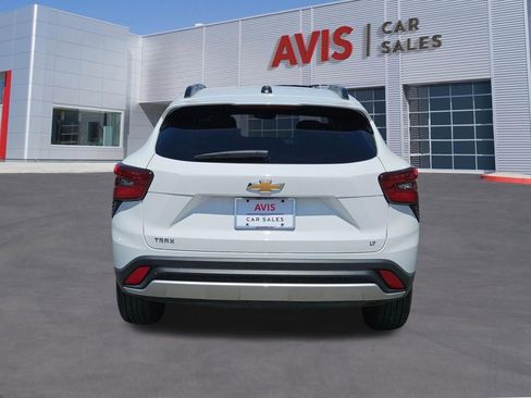 Used 2025 Chevrolet Trax LT w/ LT Convenience Package FWD image 5