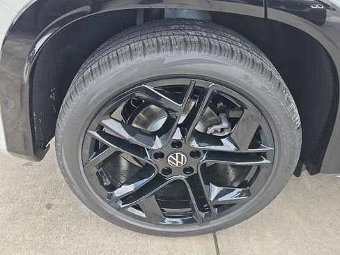 New 2026 Volkswagen Tiguan SE R-Line image 5