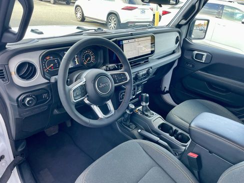 Used 2024 Jeep Wrangler Sahara image 13