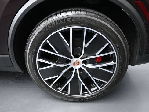 Certified 2025 Porsche Macan 4S Electric AWD/4WD image 9