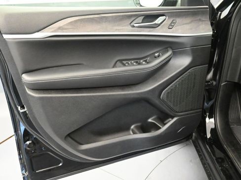 New 2025 Jeep Grand Cherokee Limited image 18