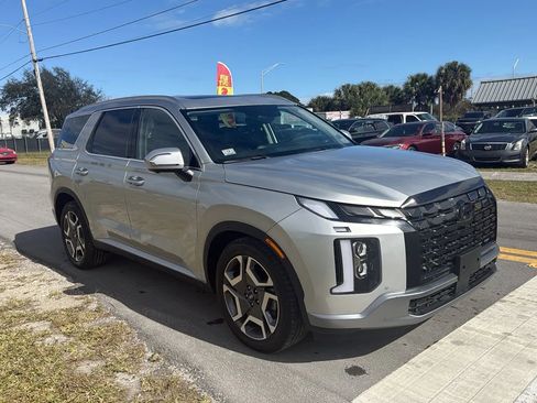 Used 2024 Hyundai Palisade SEL w/ Premium Package FWD image 2