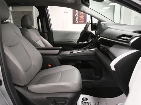 Certified 2025 Toyota Sienna XLE FWD image 28