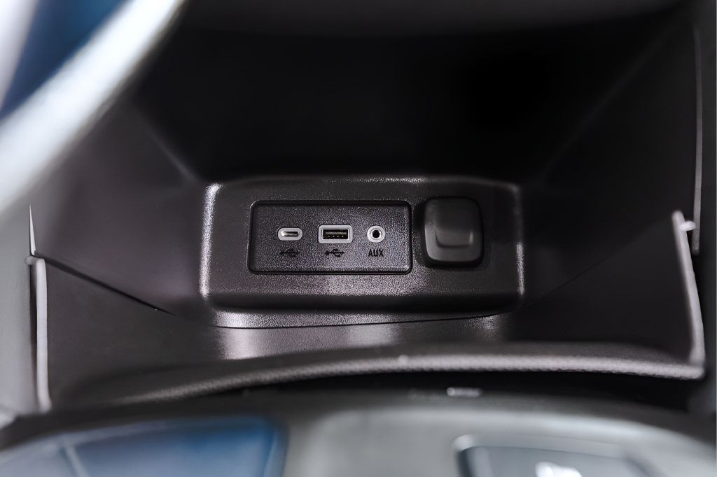Used 2024 Chevrolet Equinox LT w/ LPO, Floor Liner Package FWD image 17