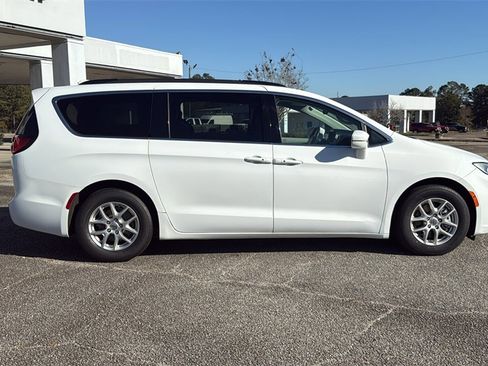 Used 2022 Chrysler Pacifica Touring-L image 9