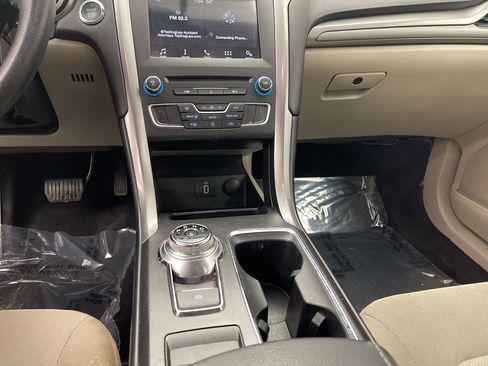 Used 2017 Ford Fusion SE w/ Fusion SE Technology Package image 9