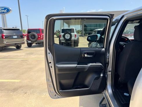 Used 2020 Toyota Tacoma TRD Off-Road AWD/4WD image 15