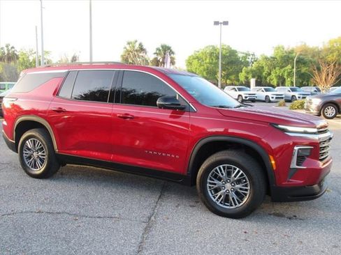 Used 2025 Chevrolet Traverse LT w/ Enhanced Driving Package image 2