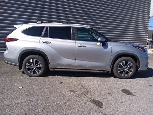 Used 2023 Toyota Highlander XLE image 2