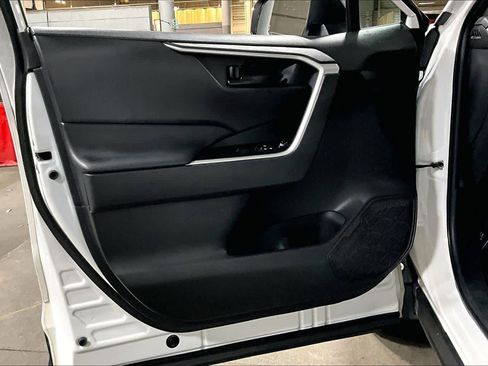 Used 2021 Toyota RAV4 LE image 22