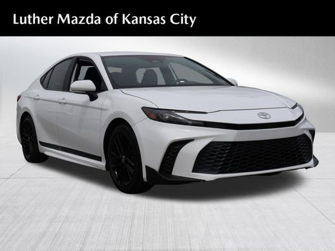 Used 2025 Toyota Camry SE FWD image 1