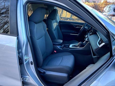 Used 2021 Toyota RAV4 XLE w/ Carpet Mat Package (TMS) image 8