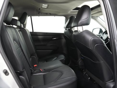 Used 2021 Toyota Highlander XLE AWD/4WD image 14