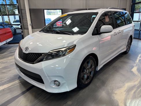 Used 2017 Toyota Sienna SE FWD image 3