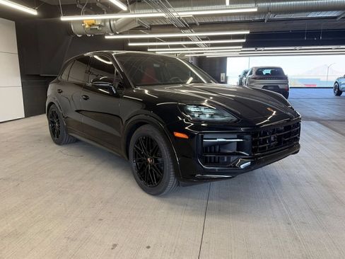 Certified 2025 Porsche Cayenne GTS AWD/4WD image 6
