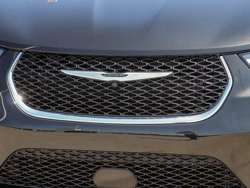 Used 2022 Chrysler Pacifica Touring-L FWD image 12