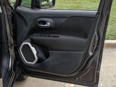 Used 2018 Jeep Renegade Latitude FWD image 46