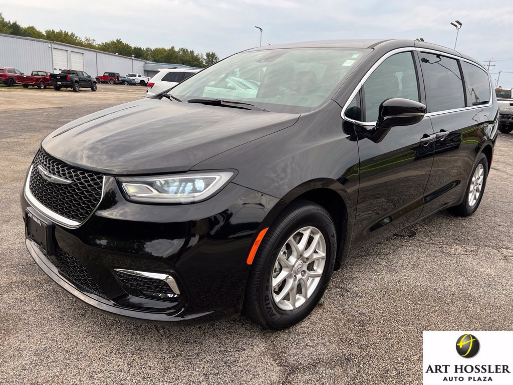 Used 2025 Chrysler Pacifica Select FWD image 1
