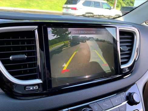 Used 2022 Chrysler Pacifica Touring-L FWD image 20