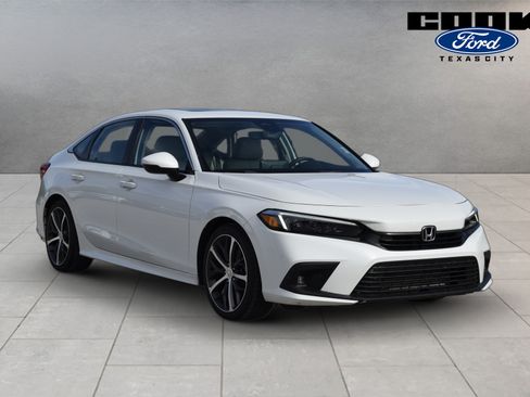 Used 2022 Honda Civic Touring image 2