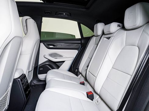 New 2025 Porsche Macan 4S Electric image 17