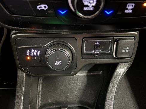Used 2019 Jeep Renegade Altitude w/ Quick Order Package 2XM AWD/4WD image 17