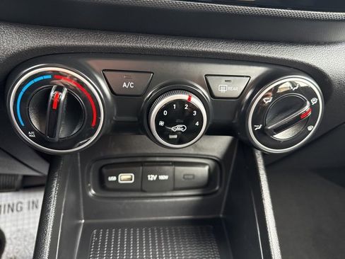 Used 2022 Hyundai Venue SE image 24