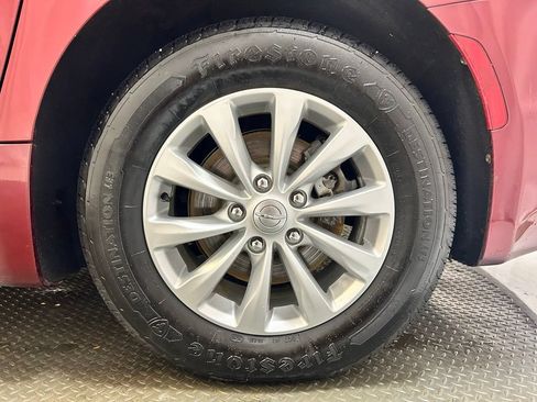 Used 2018 Chrysler Pacifica Touring-L FWD image 8