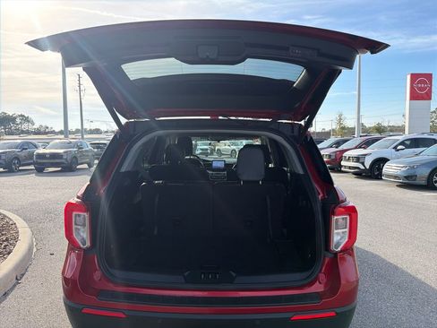 Used 2020 Ford Explorer XLT w/ Equipment Group 202A image 9