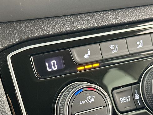 Used 2023 Volkswagen Atlas SE image 19