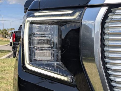 Used 2022 GMC Yukon Denali w/ Denali Premium Package AWD/4WD image 11