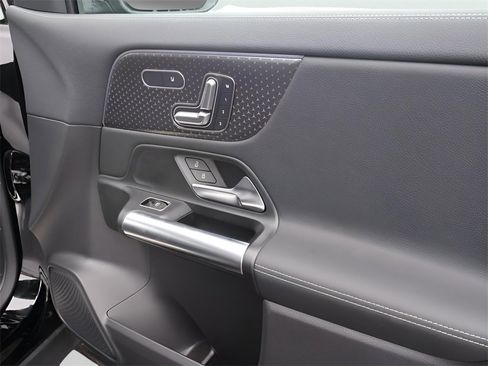 Used 2025 Mercedes-Benz GLA 250 4MATIC image 13