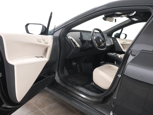Used 2024 BMW iX xDrive50 w/ Premium Package AWD/4WD image 23