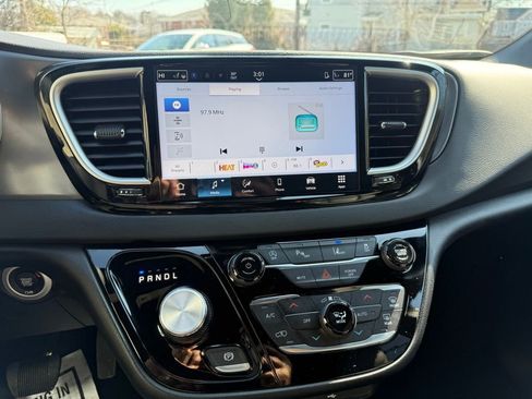 Used 2026 Chrysler Pacifica Select image 25