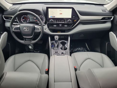 Certified 2025 Toyota Highlander XLE image 12