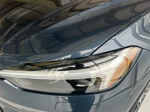 Certified 2025 Volvo XC60 B5 Plus image 7