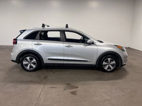 Used 2018 Kia Niro EX image 2