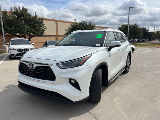 Used 2023 Toyota Highlander XLE AWD/4WD image 8