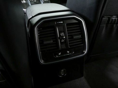 Certified 2019 Porsche Macan image 22