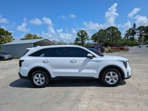 Certified 2025 Kia Sorento LX FWD image 9