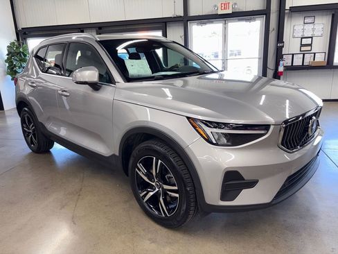 Used 2025 Volvo XC40 B5 Core image 14