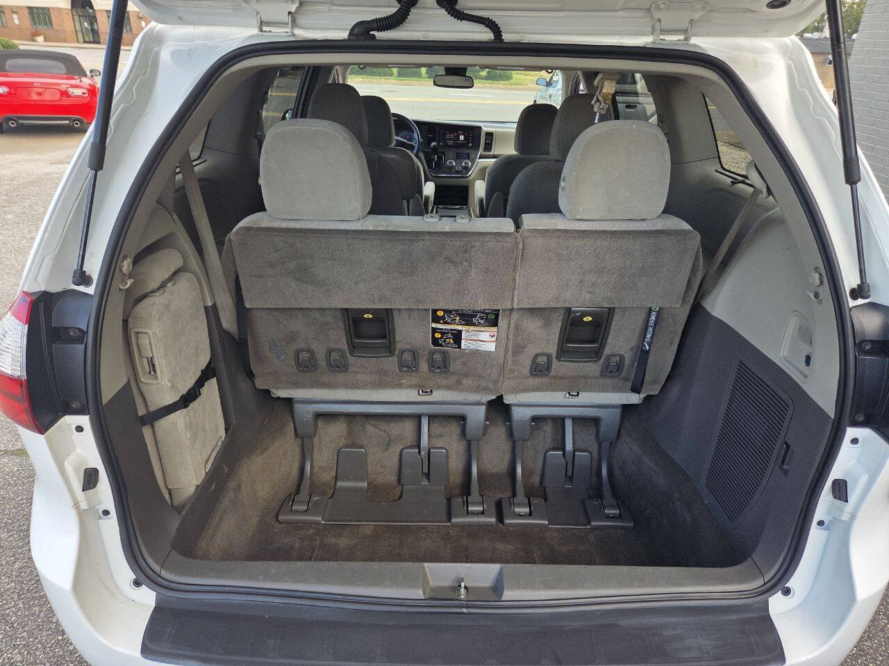 Used 2018 Toyota Sienna LE FWD image 14