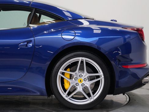 Used 2017 Ferrari California T RWD image 51