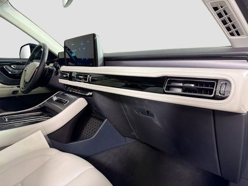 Used 2025 Lincoln Aviator 2WD image 32