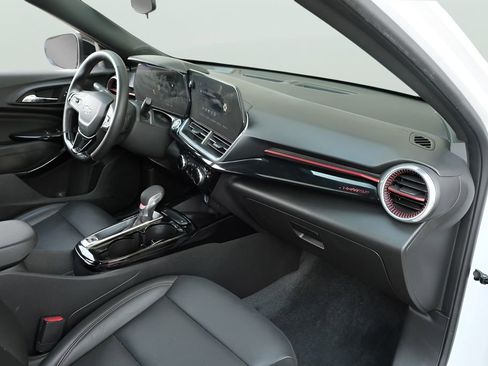 Used 2025 Chevrolet Trax RS w/ Sunroof Package FWD image 19