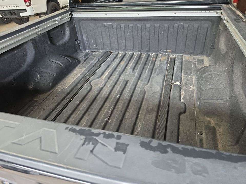 Used 2019 Nissan Titan SV w/ SV Convenience Package RWD image 7