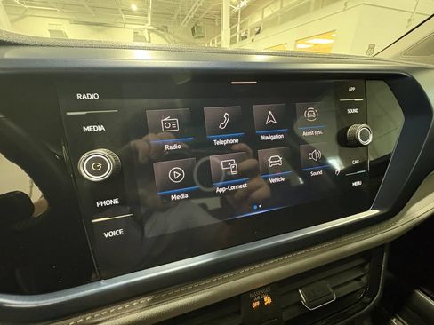 Used 2024 Volkswagen Taos SE w/ Panoramic Sunroof Package FWD image 19