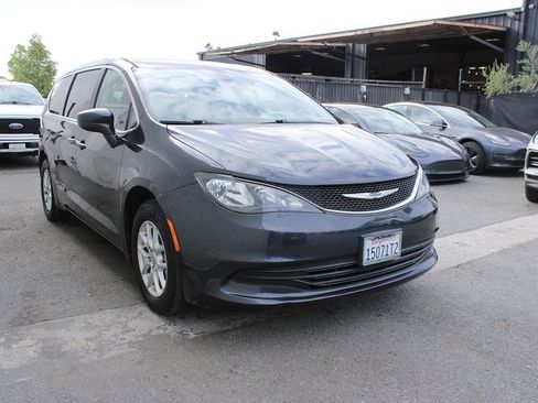 Used 2019 Chrysler Pacifica LX image 1