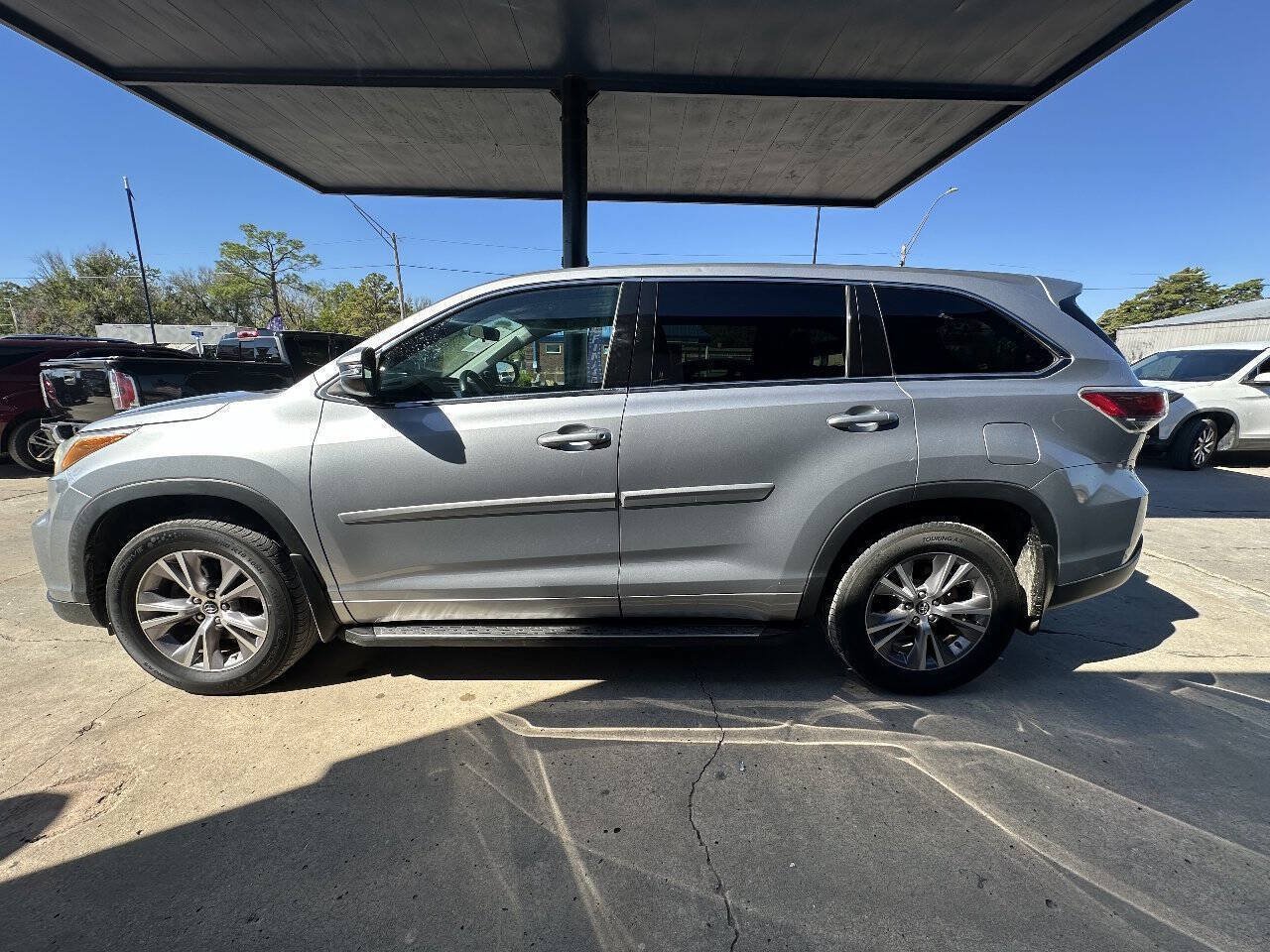 Used 2016 Toyota Highlander Plus FWD image 5